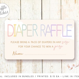 Op de afbeelding: Een roze en witte luier-loterijkaart met regenboogtekst die "DIAPER RAFFLE" luidt. De kaart zegt "Breng een pak luiers in elke maat mee voor uw kans om een prijs te winnen". Er is een regel voor een naam.