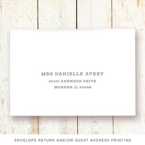 Puede incluir: Sobre blanco con una direcci&oacute;n impresa para la Sra. Danielle Avery, 20101 Oakwood Drive, Mokena IL 60448. El texto "ENVELOPE RETURN AND/OR GUEST ADDRESS PRINTING" est&aacute; impreso en la parte inferior del sobre.