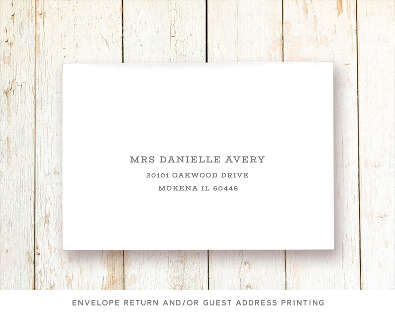 Puede incluir: Sobre blanco con una direcci&oacute;n impresa para la Sra. Danielle Avery, 20101 Oakwood Drive, Mokena IL 60448. El texto "ENVELOPE RETURN AND/OR GUEST ADDRESS PRINTING" est&aacute; impreso en la parte inferior del sobre.
