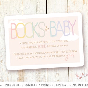 Op de afbeelding: Een roze en witte kaart met de tekst "BOOKS for BABY" in regenboogkleuren. De kaart zegt: "Een klein verzoek, we hopen dat het niet te moeilijk is. Breng alsjeblieft een BOEK in plaats van een kaart. Je boek zal gekoesterd worden, of het nu geliefd of nieuw is. Elke keer dat we het lezen, zullen we aan je denken!"