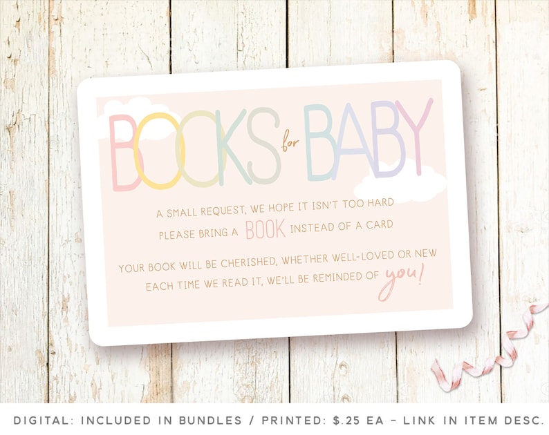Op de afbeelding: Een roze en witte kaart met de tekst "BOOKS for BABY" in regenboogkleuren. De kaart zegt: "Een klein verzoek, we hopen dat het niet te moeilijk is. Breng alsjeblieft een BOEK in plaats van een kaart. Je boek zal gekoesterd worden, of het nu geliefd of nieuw is. Elke keer dat we het lezen, zullen we aan je denken!"