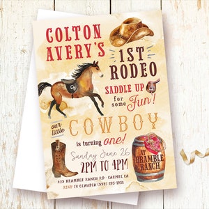Puede incluir: Una invitaci&oacute;n de tem&aacute;tica r&uacute;stica para un rodeo de primer cumplea&ntilde;os. La invitaci&oacute;n presenta un caballo marr&oacute;n, un sombrero de vaquero, un par de botas de vaquero y un barril con un lazo. El texto de la invitaci&oacute;n dice: "Colton Avery's 1st Rodeo, Saddle Up for some Fun! Our little Cowboy is turning one! Sunday June 26, 2PM to 4PM, At Bramble Ranch, 425 Bramble Ranch Rd, Carmel CA, RSVP to Claudia (555) 293-1938".