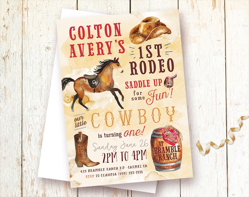 Puede incluir: Una invitaci&oacute;n de tem&aacute;tica r&uacute;stica para un rodeo de primer cumplea&ntilde;os. La invitaci&oacute;n presenta un caballo marr&oacute;n, un sombrero de vaquero, un par de botas de vaquero y un barril con un lazo. El texto de la invitaci&oacute;n dice: "Colton Avery's 1st Rodeo, Saddle Up for some Fun! Our little Cowboy is turning one! Sunday June 26, 2PM to 4PM, At Bramble Ranch, 425 Bramble Ranch Rd, Carmel CA, RSVP to Claudia (555) 293-1938".
