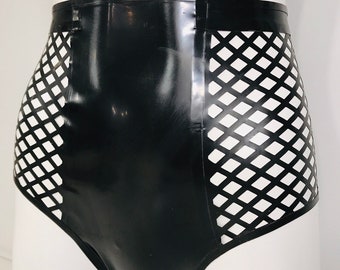 Può includere: Intimo nero a vita alta con un pannello in rete a forma di diamante nero e bianco su ogni lato.