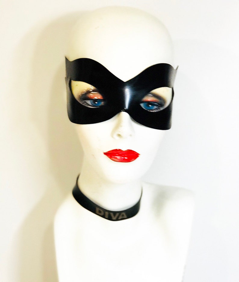 Latex classic mask image 1