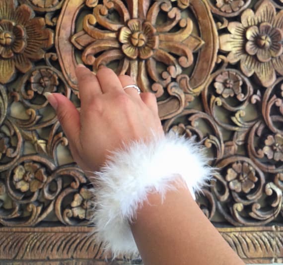 Elegant Pearl and Feather White Wrist Cuffs Elegant Pearl and Feather White Wrist Cuffs main image 4