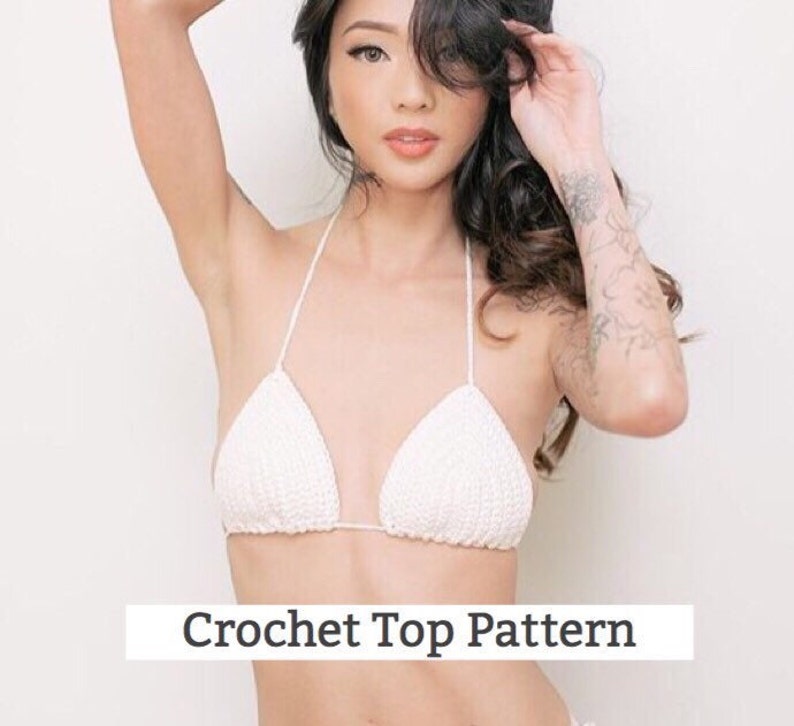 Peut inclure: Patron de haut de bikini en crochet blanc. Le haut est de forme triangulaire avec une bretelle halter.