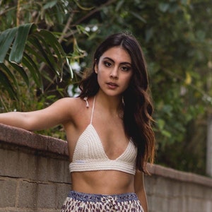 Bralette midi cropped em crochê - 100% algodão feito à mão