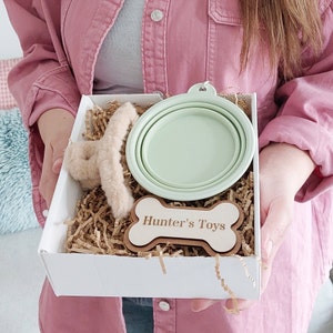 Regalo nuevo propietario del perro conjunto de regalo personalizado perro caja de juguete nombre signo cesta de regalo perro mamá labrador caja de regalo portátil perro tazón personalizado nombre del perro etiqueta
