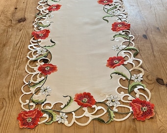 Red Poppy Embroidery Oblong Table Runner Green Lilac floral scalloped edge cutwork kitchen Dining White Base Cloth Rectangular