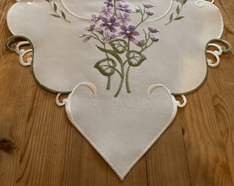 Lavender Embroidery Sharp Pointed Table Runner Green Lilac Purple floral scalloped edge cutwork kitchen Dining White Base Cloth