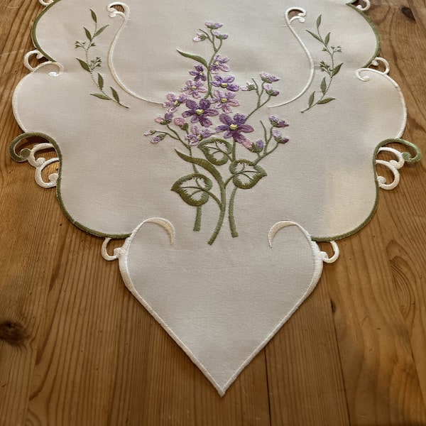 Lavender Embroidery Sharp Pointed Table Runner Green Lilac Purple floral scalloped edge cutwork kitchen Dining White Base Cloth