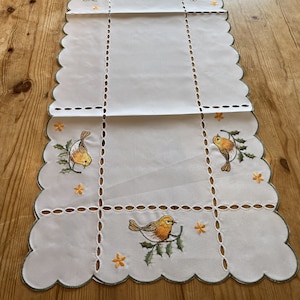 Bordlöpare med broderi, avlång kort bordslöpare, vågig kant, kök, matsal, vit basduk, rektangulär, trädgårdsvän