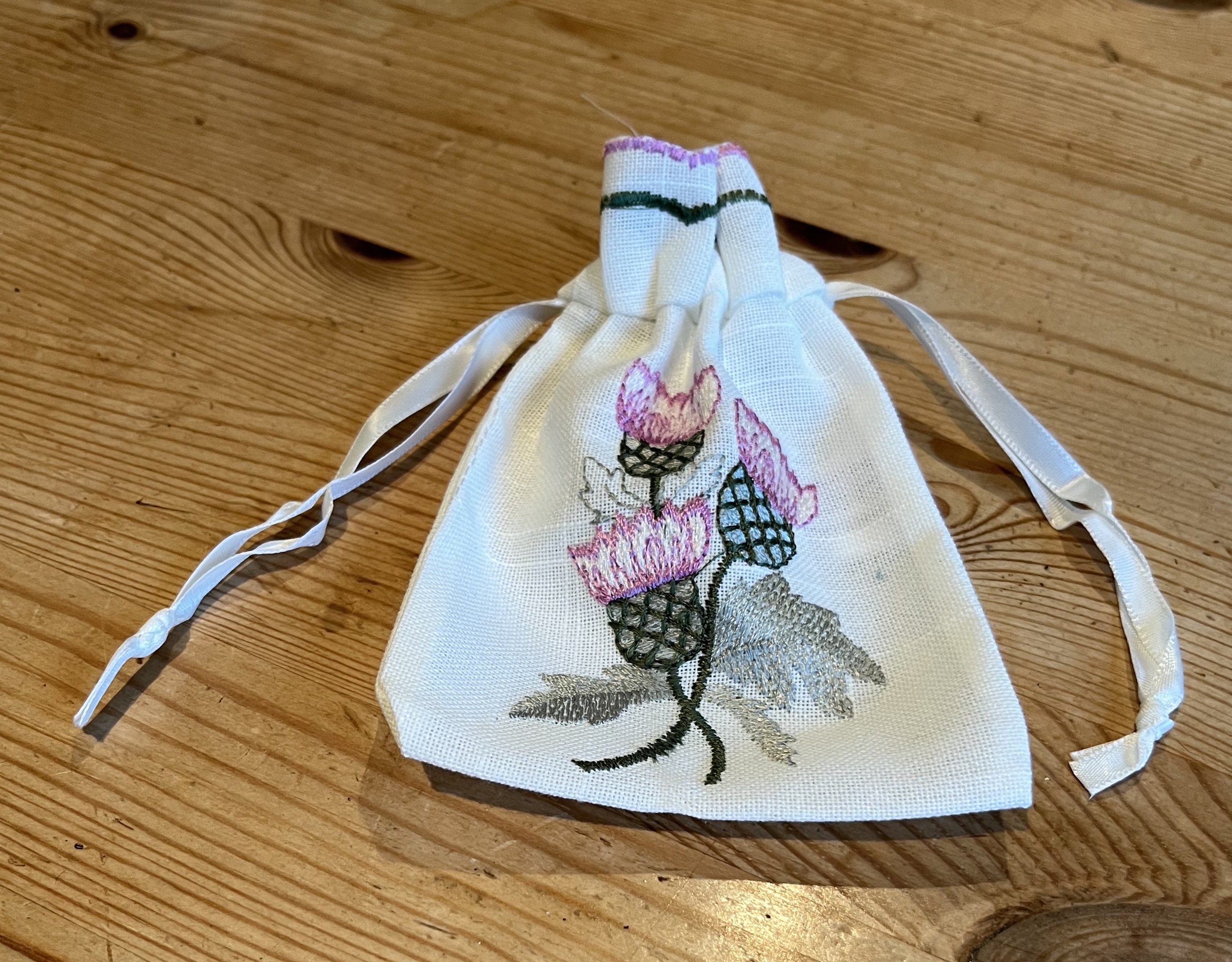 アンティーク フランス 草色リネン 赤い実/草花のシルク刺繍 リング付き巾着 アンティーク フランス 草色リネン 赤い実/草花のシルク刺繍 リング