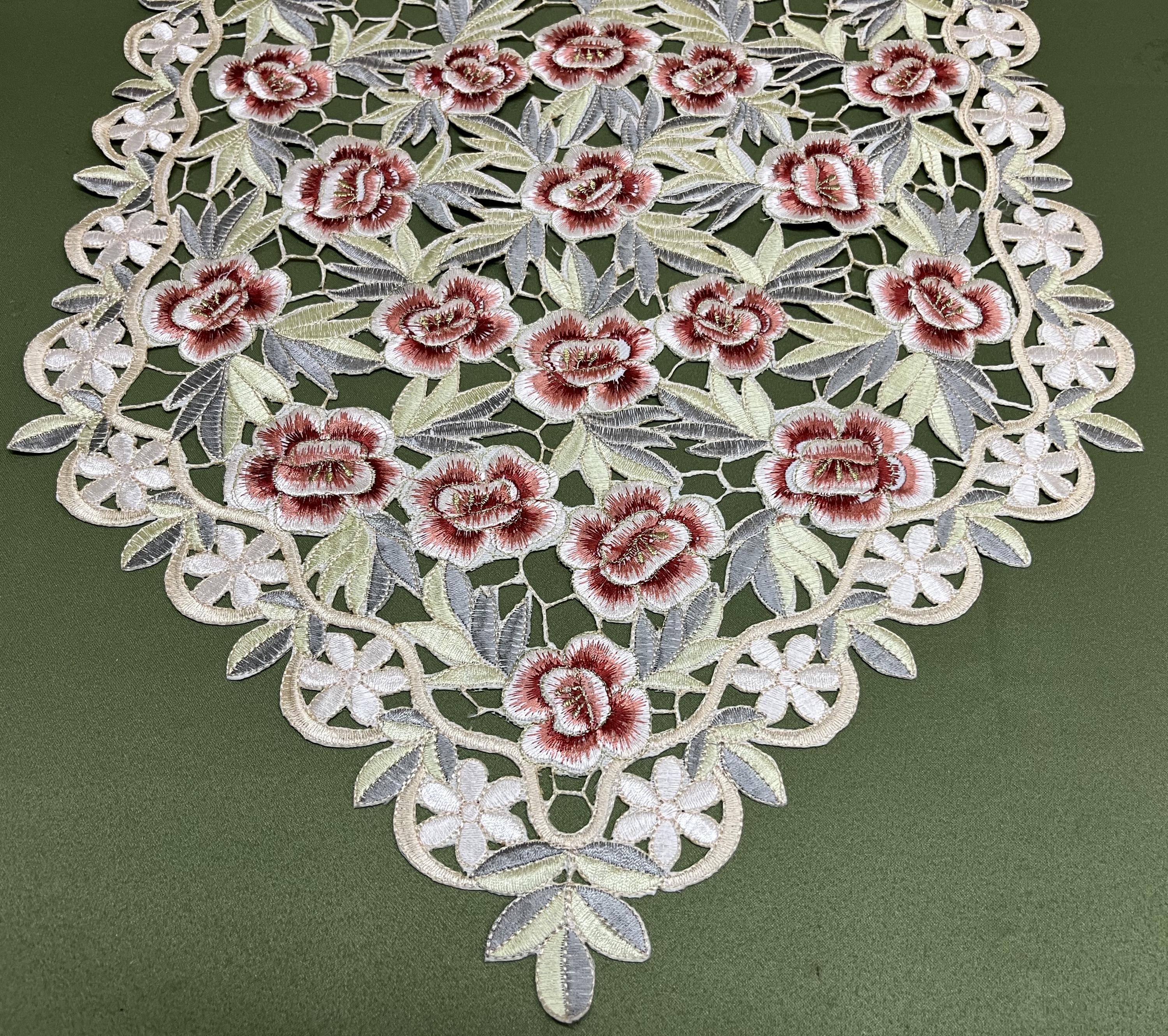 ピンクのバラ、セージグリーン、ライトグリーン、全面刺繍の重厚な品質