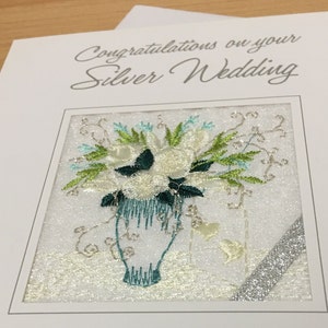 Carte d'anniversaire de mariage brodée en argent fabriquée à la main pour célébrer les 25 ans des 25 ans Ekard au Royaume-Uni