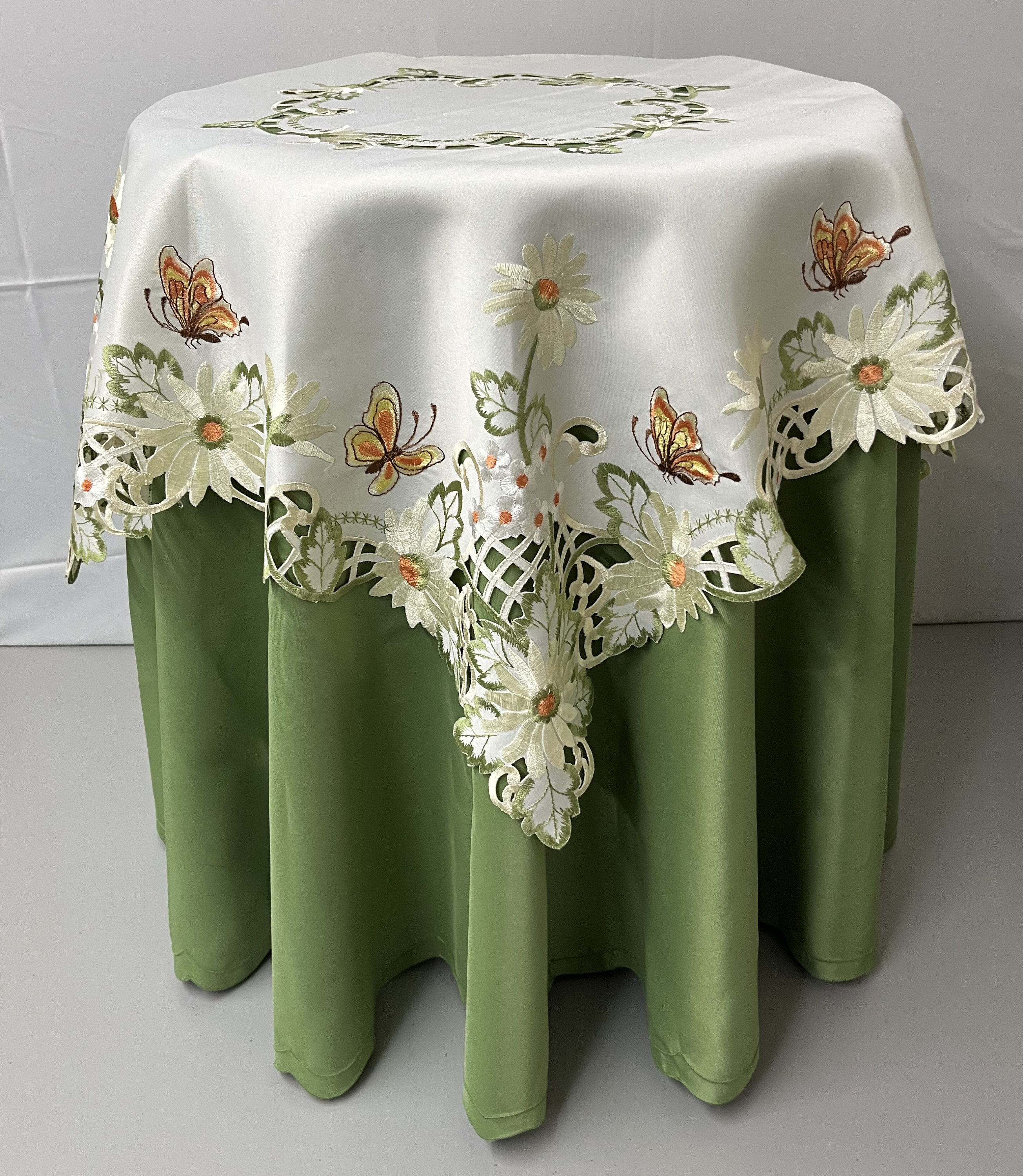 Nappe Festonnée Crème Avec Jours Et Applications Florales, Synthétique