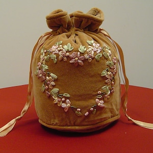 Bolso Dorothy con cordón de terciopelo marrón bordado a mano para la noche