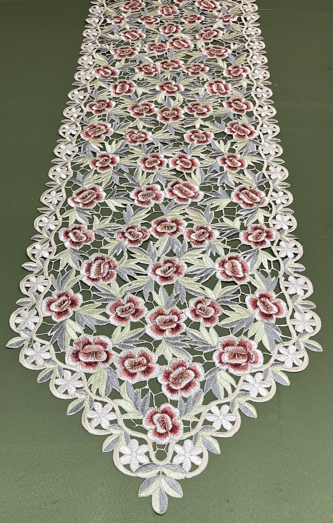 ピンクのバラ、セージグリーン、ライトグリーン、全面刺繍の重厚な品質