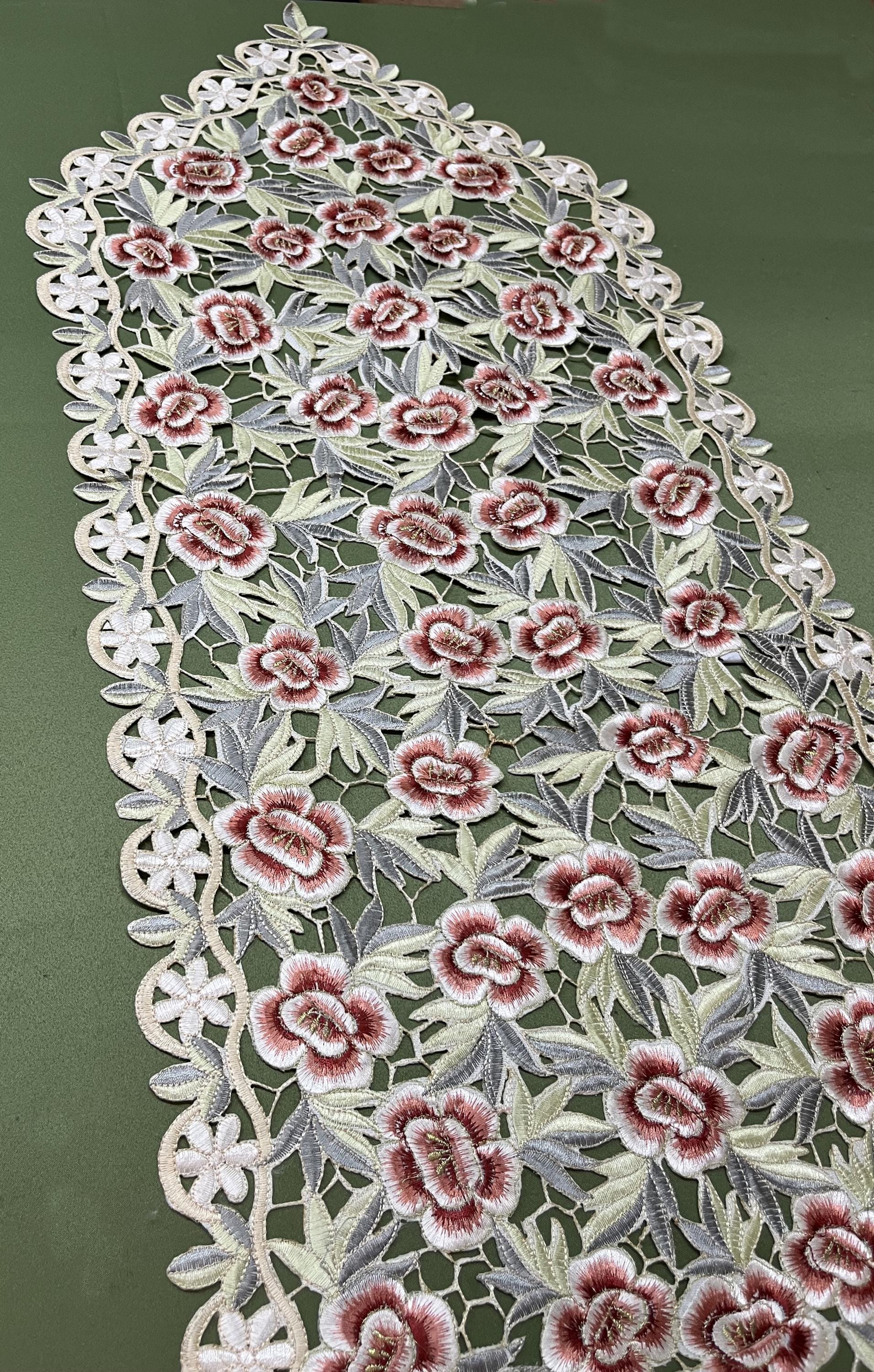 ピンクのバラ、セージグリーン、ライトグリーン、全面刺繍の重厚な品質