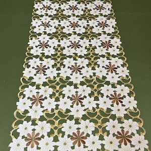 Camino de mesa corto oblongo con bordado floral en marrón dorado viejo, borde festoneado, calado, para cocina, comedor, tela de base de marfil, enrejado, calado