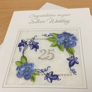 Carte d’anniversaire de mariage en argent brodé fait à la main Célébration des 25 ans Vingt-cinq Ekard UK Fait 25ème broderie