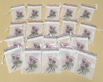 20 Sacolas de Lembrancinha de Casamento em Organza Translúcida com Bordado de Cardo Escocês, Efeito Linho Semitransparente, com Cordão e Fita, Cor Lavanda
