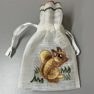 ブリティッシュ ワイルドライフ アカリス 半透明オーガンザ 刺繍入り 巾着ギフトバッグ ラベンダー キャンディ ナッツ 巾着 プルコード ウェディング ギフト