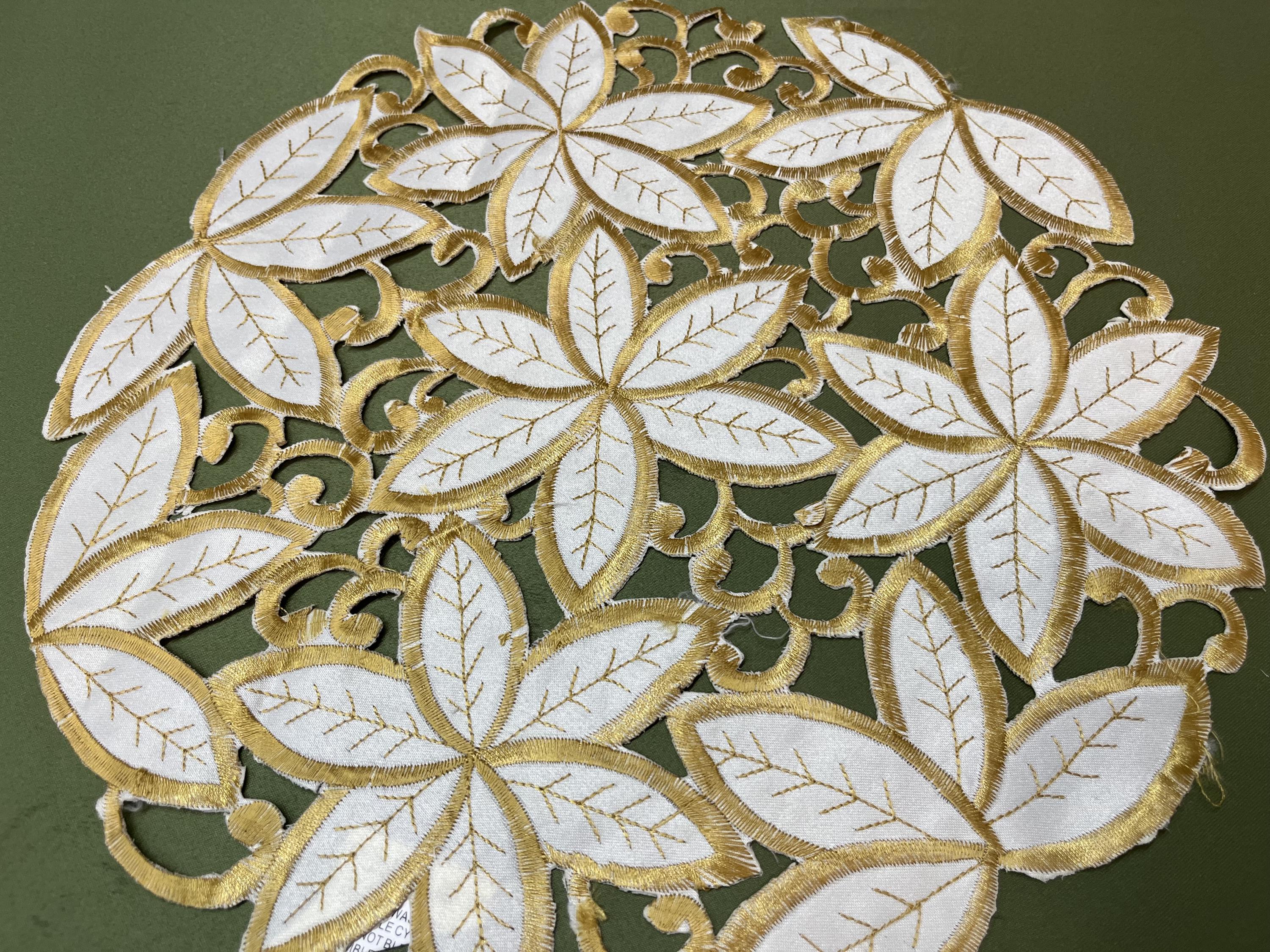 花の刺繍が施された円形テーブルセンターカットワーク装飾キッチン