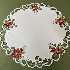 Grande centrino natalizio ricamato con stella di Natale rossa, decorazione intricata a intaglio, stella di Natale rossa e oro, foglia verde, tessuto di base bianco,