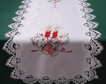 Camino de mesa navideño bordado con velas rojas y borde de encaje Schiffli blanco