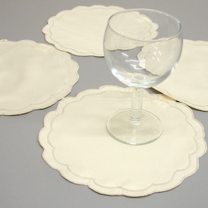 Pack of 4 20cm  8&quot; Round Cream Scalloped  Edge Doilies Place Mats Kitchen Dining Sideboard P20C