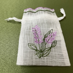 Neue Lavendel gestickte weiße Organza Semi Sheer Kordelband Pull Lavendel Hochzeit Gunsten Geschenk Taschen