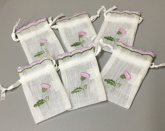 6 Sacolas de Presente com Bordado de Cardo Escocês, Lembrancinhas de Casamento Escocesas, Sabonetes, Doces, Sacolas com Cordão e Fita.