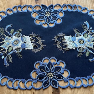 Navy, Hellblau, Weihnachten Oval bestickt ausgebogten Rand Tischset Einstellung, Gold Weihnachtsglocken weiße Rose Festliche Urlaub speisen