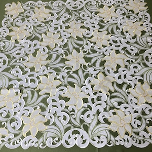 Mantel cuadrado con bordado calado, color amarillo dorado y verde, para cocina, comedor, tela de base blanca, bordado, decorativo, mantel con calado intrincado