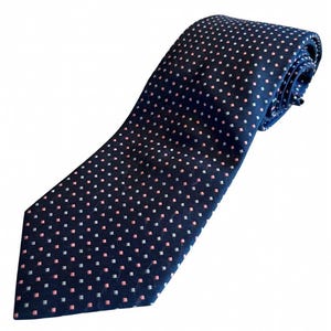 Puede incluir: Corbata azul marino con un patrón repetitivo de pequeños cuadrados rosas y blancos. La corbata está hecha de tela lisa, adecuada para vestimenta formal o de negocios.