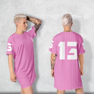 Peut inclure: Robe de jersey rayée rose et blanche avec le numéro 15 au dos.