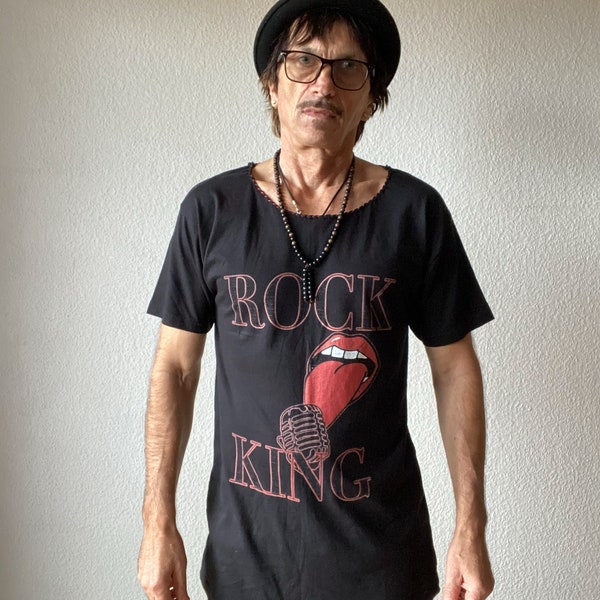 Unisex Classic Urban Schwarz T-Shirt mit handgemachtem tiefem Halsausschnitt und Druckmotiv: ROCK KING Mund Zunge Rolling Stones Style