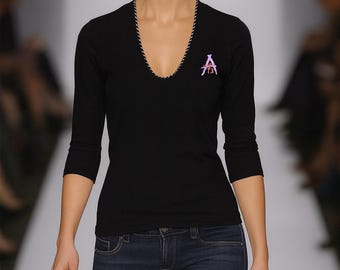 Polo da donna attillata, manica 3/4, in cotone, con scollatura profonda fatta a mano e logo ricamato: Apostel13