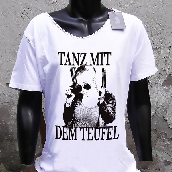 Unisex Weiß Bio Baumwolle T-Shirt mit tiefem Ausschnitt und Aufdruck: Tanz mit dem Teufel / Frau mit Waffen