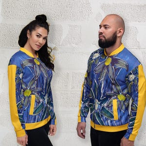 Unisex Bomberjacke mit Blumenmuster – Vintage-Retro Blumenjacke in Blau mit Reißverschluss und gelben Streifen