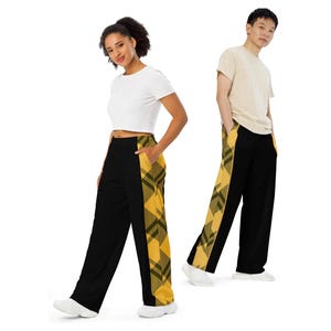Unisex pants black with wide legs and side pockets, as well as pattern side stripes