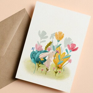 Biglietto d'auguri con illustrazione del coniglietto / biglietto di buona Pasqua, cartolina, buon compleanno a6 / coniglio, lepre con fiori, campo di fiori / disegnato a mano
