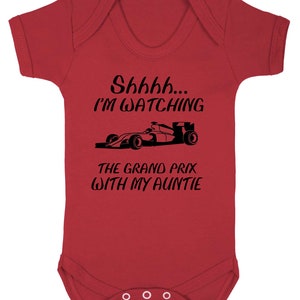 Puede incluir: Mono de beb&eacute; rojo con un gr&aacute;fico negro de un coche de carreras y el texto "Shhhh... Estoy viendo el Gran Premio con mi t&iacute;a".