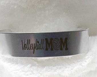 Pulsera de metal de puño de mamá de voleibol, grabado con láser, pulsera personalizada, mamá deportiva, equipo de voleibol, pulsera grabada personalizada, aluminio