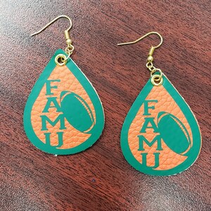 Pendientes de cuero personalizados con diseño de balón de fútbol, pendientes con la mascota del equipo. imagen 4