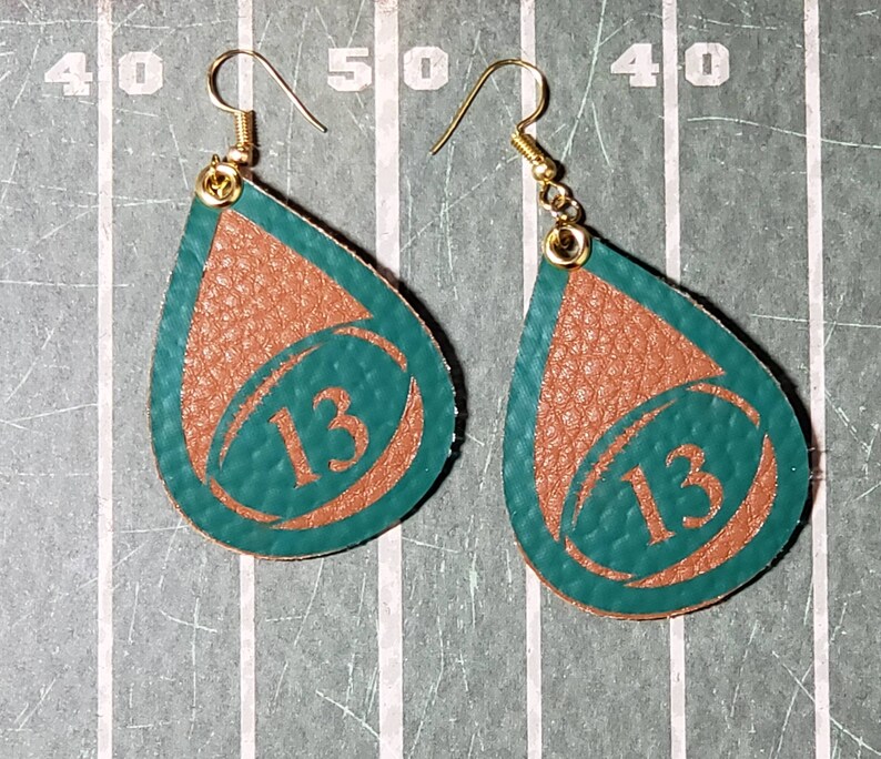 Pendientes de cuero personalizados con diseño de balón de fútbol, pendientes con la mascota del equipo. imagen 7