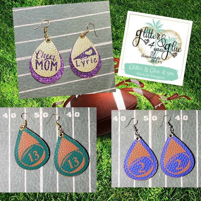 Puede incluir: Cuatro pares de pendientes colgantes hechos a mano. El primer par presenta un pendiente en forma de l&aacute;grima morado y dorado con el texto "Cheer Mom". El segundo par presenta un pendiente en forma de l&aacute;grima morado y dorado con el texto "Lyric". El tercer par presenta un pendiente en forma de l&aacute;grima verde y marr&oacute;n con un bal&oacute;n de f&uacute;tbol blanco con el n&uacute;mero "13". El cuarto par presenta un pendiente en forma de l&aacute;grima morado y marr&oacute;n con un bal&oacute;n de f&uacute;tbol blanco con el n&uacute;mero "2".