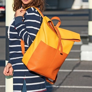 Mochila enrollable de cuero hecha a mano: elegante, versátil y funcional